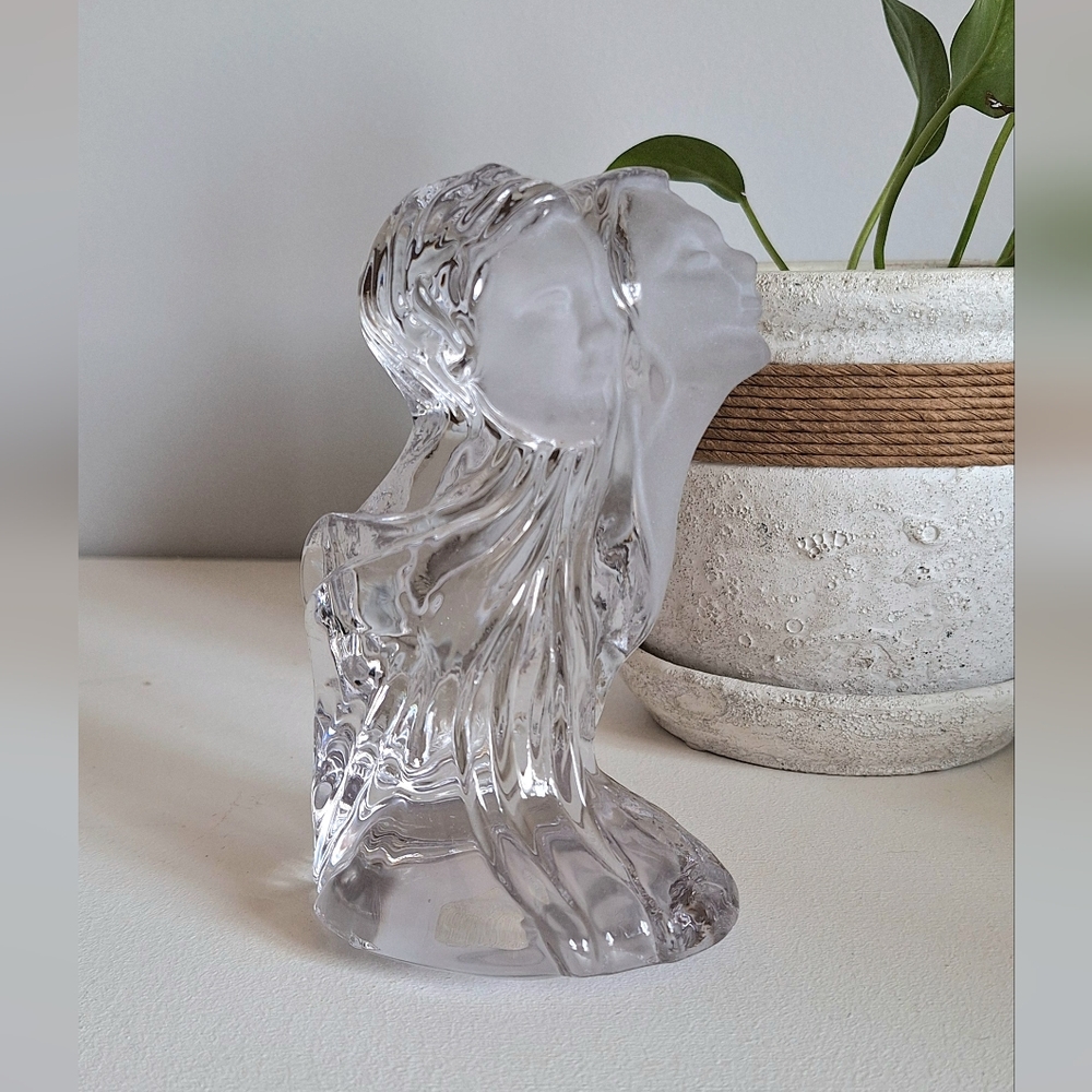 Crystal trinket paperweight. Lovers' face